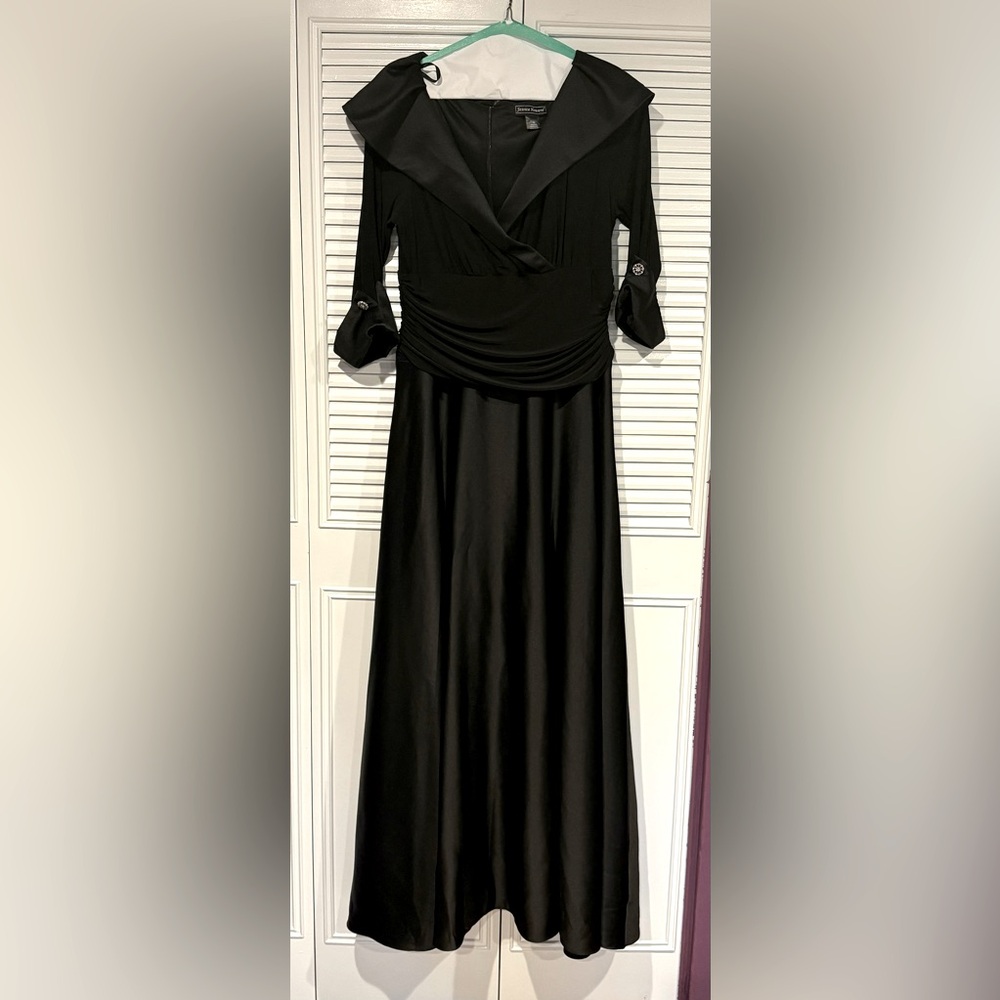 Beautiful Jessica Howard Evening Gown